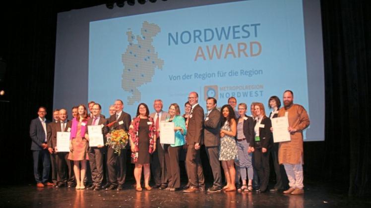 Viele Talente auf der Bühne: Die Finalisten des NordWest Awards 2016 mit der Jury. 
