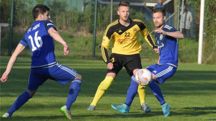 Sie gaben sich keine Blöße vor dem letzten Spieltag: Der FC Hude um Cüneyt Yildiz (links) und Aljoscha Kuntze (rechts) sowie der TV Munderloh um Bendix Schröder. 