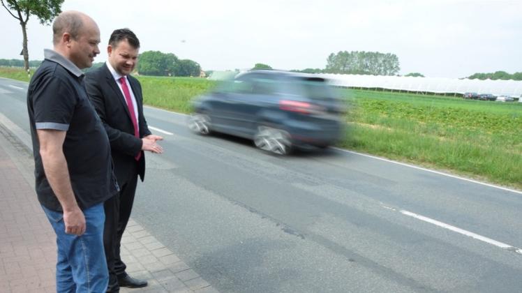 Sind nicht gerade begeistert vom Zustand der L 341: Beckelns Bürgermeister Heiner Thöle (links) und der CDU-Landtagsabgeordnete Ansgar Focke. 