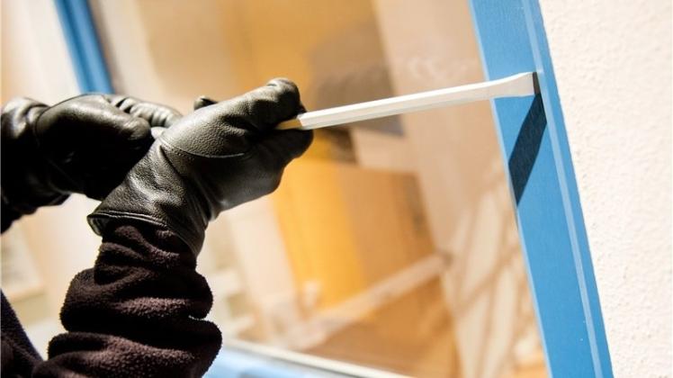 Einbrecher sind in Delmenhorst in eine Praxis und ein Vereinsheim eingestiegen. Symbolfoto: dpa Einbrecher sind in Delmenhorst in eine Praxis und ein Vereinsheim eingestiegen. Symbolfoto: dpa