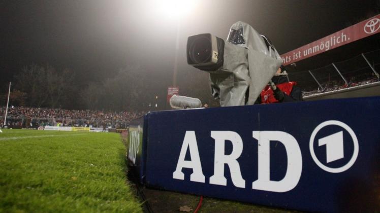 Ein Kameramann im Einsatz für die ARD-Fußballübertragung. 