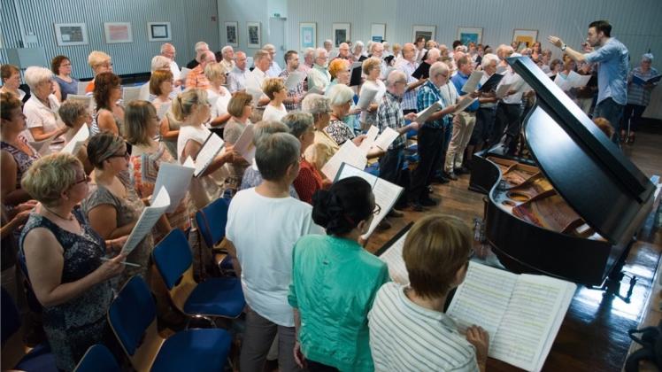 Probe in der Aula des Willms-Gymnasiums: Der Gesangverein TeuTONia vereint mit dem Kammerchor und -Orchester Herrenhausen aus Hannover insgesamt 150 Sänger und Musiker. 