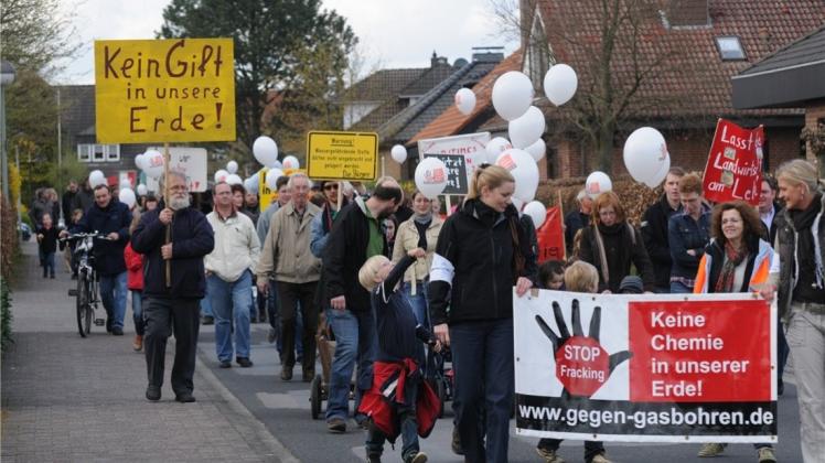 Am 7. April 2011 demonstrierten rund 200 Bürger der 1900-Einwohner-Gemeinde Lünne im Emsland gegen das sogenannte Fracking-Verfahren. Organisiert wurden die Proteste von der Interessengemeinschaft Schönes Lünne. Am 7. April 2011 demonstrierten rund 200 Bürger der 1900-Einwohner-Gemeinde Lünne im Emsland gegen das sogenannte Fracking-Verfahren. Organisiert wurden die Proteste von der Interessengemeinschaft Schönes Lünne.