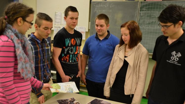 Bereiten sich auf die Präsentation ihrer Praktikumsplätze vor: Schüler der Freiwilligen 10. Klasse. Bereiten sich auf die Präsentation ihrer Praktikumsplätze vor: Schüler der Freiwilligen 10. Klasse.