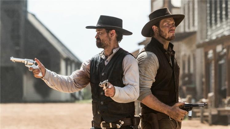 In dem Western „Die glorreichen Sieben“ sollen Manuel Garcia-Rulfo (links) als Vasquez und Chris Pratt als Josh Farraday eine Stadt von dem Tyrannen Bartholomew Bogue befreiein. 
