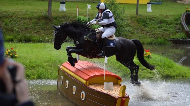 Ein eingeschworenes Duo: Anne-Kristin Freese vom RV Ovelgönne und ihre Fame, die als Amateure in der Drei-Sterne-Prüfung in Luhmühlen an den Start gegangen waren. Ihre Karriere begann in Bergedorf. Ein eingeschworenes Duo: Anne-Kristin Freese vom RV Ovelgönne und ihre Fame, die als Amateure in der Drei-Sterne-Prüfung in Luhmühlen an den Start gegangen waren. Ihre Karriere begann in Bergedorf.