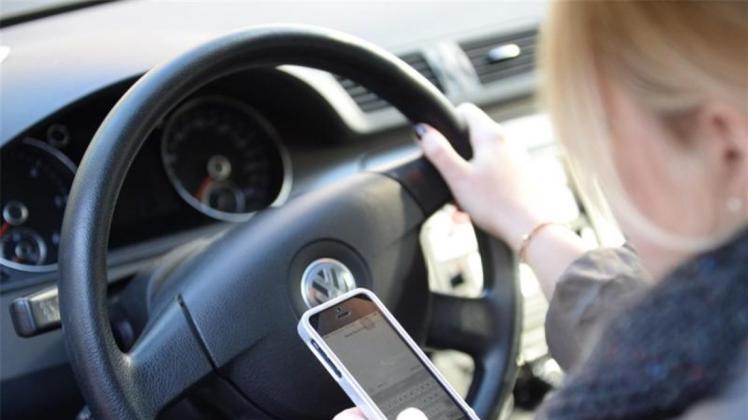 Lebensgefährlich - nicht nur für die Fahrerin: Handy am Steuer. Foto: Monika Skolimowska