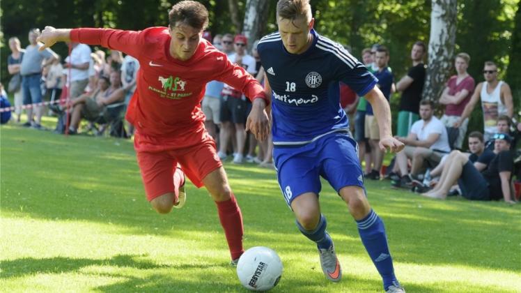 Torjäger und Vielspieler in Personalunion: Hudes Sven Hörnlein (rechts gegen Hürriyets Zinar Alkas) erzielte in 2818 Kreisligaminuten 24 Tore – 18 für den FCH, sechs für den VfR Wardenburg. Torjäger und Vielspieler in Personalunion: Hudes Sven Hörnlein (rechts gegen Hürriyets Zinar Alkas) erzielte in 2818 Kreisligaminuten 24 Tore – 18 für den FCH, sechs für den VfR Wardenburg.