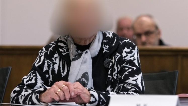 Unter anderem eine 90-jährige Iserlohnerin sitzt derzeit in Aurich auf die Anklagebank. 
