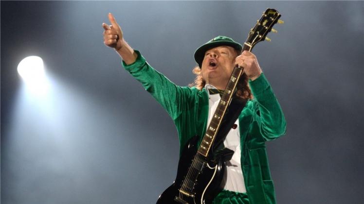 Gitarrist Angus Young beim Auftritt in Wien. 