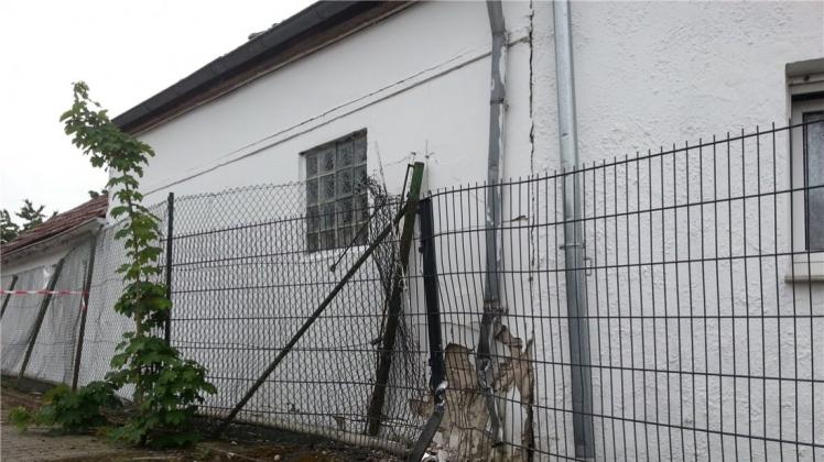 Schwer verletzt wurde eine Frau bei einem Unfall, der sich in Meppen ereignete. Sie prallte mit ihrem Pkw gegen diese Hauswand. Schwer verletzt wurde eine Frau bei einem Unfall, der sich in Meppen ereignete. Sie prallte mit ihrem Pkw gegen diese Hauswand.