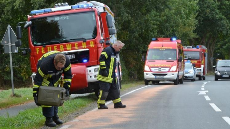 Feuerwehreinsatz in Steinkimmen: Eine Ölspur wird abgestreut. 