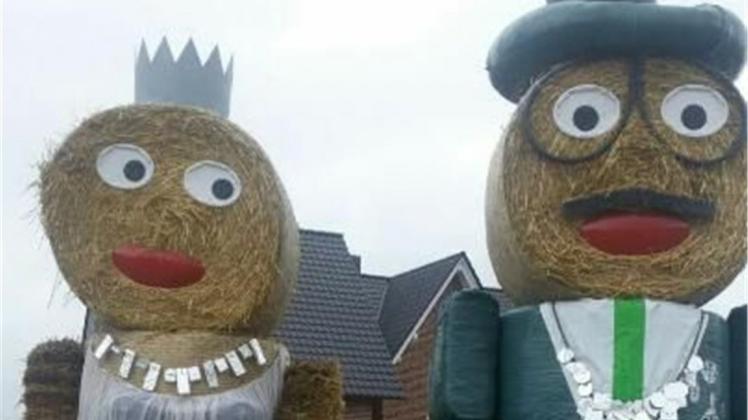 Das Königspaar als Strohpuppen am Straßeneingang zur „Königsallee“ in Glane. Das Königspaar als Strohpuppen am Straßeneingang zur „Königsallee“ in Glane.