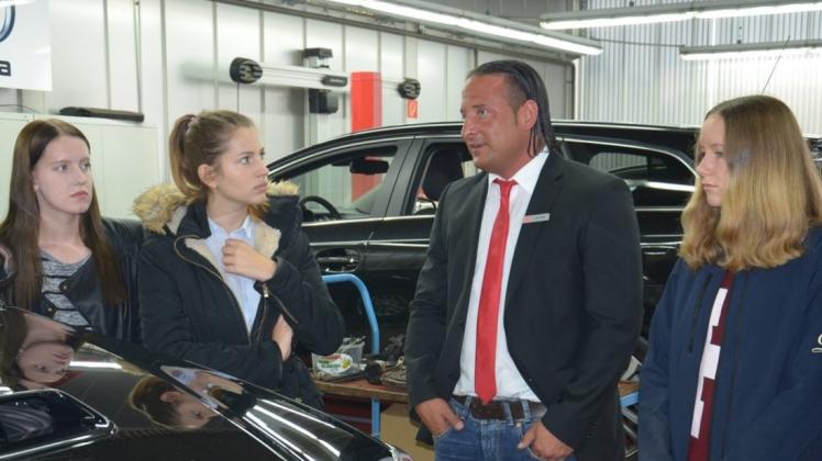Michaela, Arianita und Finja (v. links) informierten sich bei Verkaufsleiter Lars Fröhlke vom Autohaus Engelbart über den Beruf der Automobilkauffrau. 