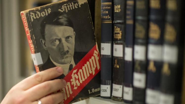 Verschiedene Ausgaben von Adolf Hitlers Hetzschrift „Mein Kampf“ sind im Institut für Zeitgeschichte in München zu sehen: In dem Institut arbeiteten Wissenschaftler an der nun erscheinenden kommentierten Ausgabe. 
