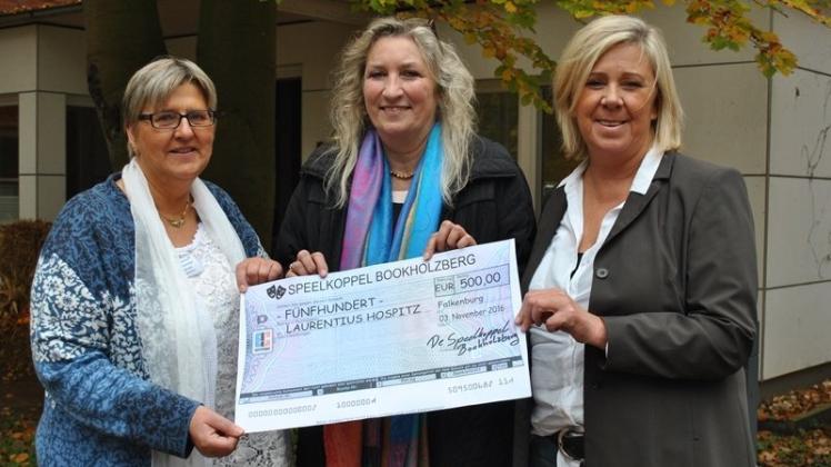 Mit Freude nehmen Pflegedienstleiterin Ute Lebert (links) und Hospizleiterin Irene Müller (rechts), beide vom Laurentius-Hospiz, die Spende von Christiane Geßner-Thesing von der Speelkoppel Bookholzberg entgegen. Mit Freude nehmen Pflegedienstleiterin Ute Lebert (links) und Hospizleiterin Irene Müller (rechts), beide vom Laurentius-Hospiz, die Spende von Christiane Geßner-Thesing von der Speelkoppel Bookholzberg entgegen.