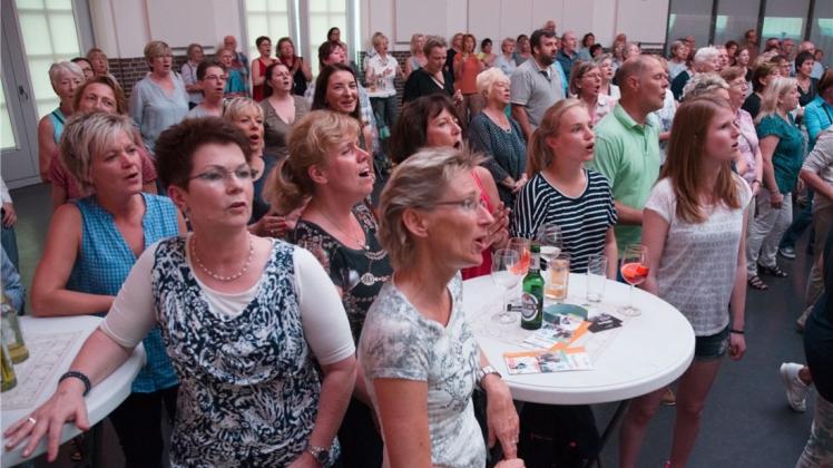 Das 1. Delmenhorster Rudelsingen für alle Generationen in der Markhalle kam bei den Besuchern richtig gut an. Das 1. Delmenhorster Rudelsingen für alle Generationen in der Markhalle kam bei den Besuchern richtig gut an.