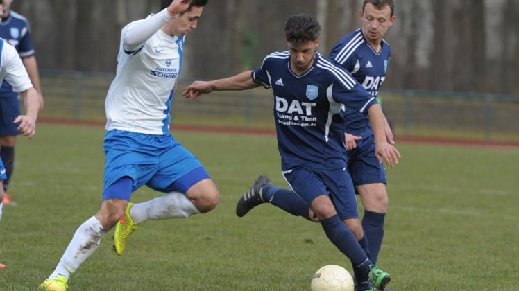 Machte ein gutes Spiel – bis er nach einer harten Grätsche vom Platz flog: Manuel Celik (am Ball). 