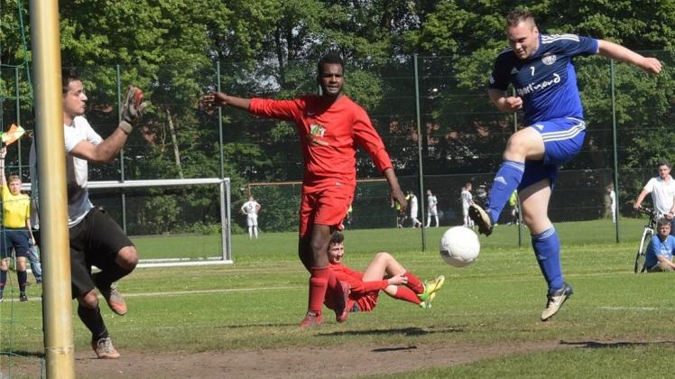 Die nächste Großchance: Das Tor von Hudes Benjamin Westermann (rechts) wird wegen Abseits zurückgepfiffen. Dennoch gewann FC Hude diese Partie zu seiner Meisterschaft mit 16:1. Ein Ergebnis, für das fast alle Leser einen Punkt kassierten. Die nächste Großchance: Das Tor von Hudes Benjamin Westermann (rechts) wird wegen Abseits zurückgepfiffen. Dennoch gewann FC Hude diese Partie zu seiner Meisterschaft mit 16:1. Ein Ergebnis, für das fast alle Leser einen Punkt kassierten.