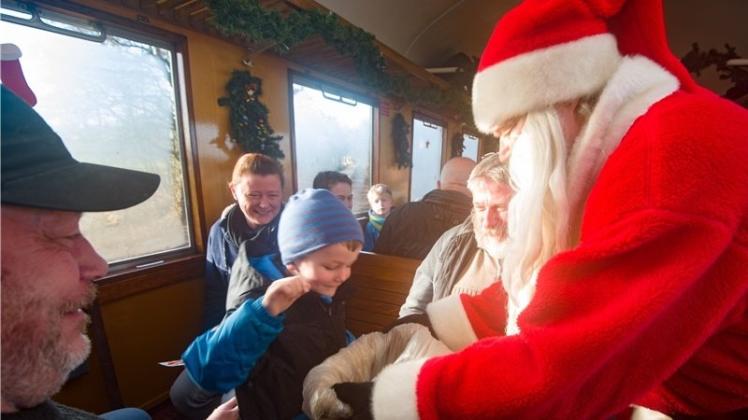 Griff zum Geschenk: Bei der Nikolausfahrt der Museumseisenbahn Jan Harpstedt konnten sich viele Kinder über den Nikolaus freuen. Dieser stieg übrigens in der Steller Heide zu. 