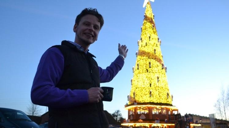 Zwei Millionen LED-Leuchten lassen den Riesenbaum erstrahlen: Schausteller Harry Wegener präsentiert in Varrel den größten transportablen Weihnachtsbaum der Welt. 