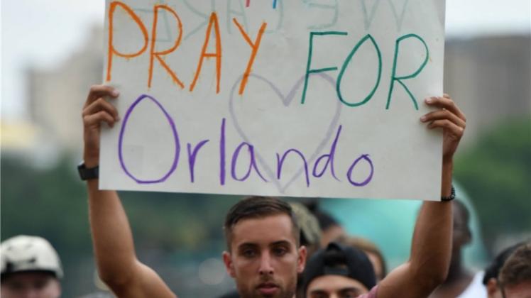 Stadt in Trauer: In einem Park in Orlando versammelten sich am Tag nach der Bluttat viele Trauernde. 