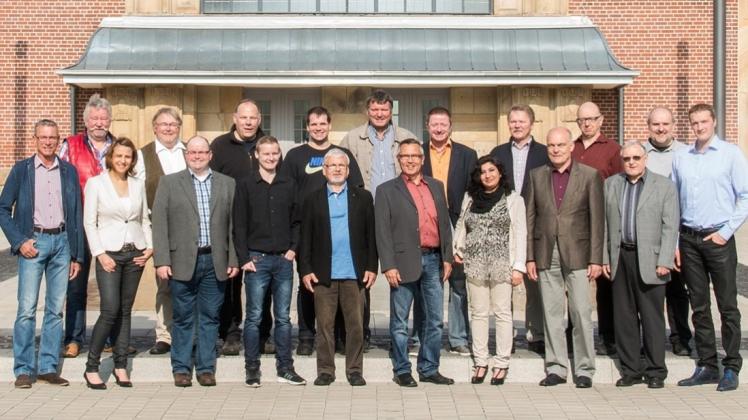 Sie bewerben sich um ein Mandat im Quakenbrücker Stadtrat: vorne, von links: Andreas Küper, Tülay Tsolak, Michael Feldker, Sven Espelage, Günter Siegmann, Detlef Bülow, Meryem Osman, Paul Gärtner, Rolf-Dieter Werner, Alexander Schwarz; hinten, links: Eugen Grover, Rudolf Czerch, Rainer Mock, Michael von Heine, Thomas Fisse, Lars Rennings, Viggo Schmidt, Robert Giddens, Karl-Heinz Korfhage; es fehlen: Ludmila Chaustow, Pascal Wichmann und Alexander Melcher. Sie bewerben sich um ein Mandat im Quakenbrücker Stadtrat: vorne, von links: Andreas Küper, Tülay Tsolak, Michael Feldker, Sven Espelage, Günter Siegmann, Detlef Bülow, Meryem Osman, Paul Gärtner, Rolf-Dieter Werner, Alexander Schwarz; hinten, links: Eugen Grover, Rudolf Czerch, Rainer Mock, Michael von Heine, Thomas Fisse, Lars Rennings, Viggo Schmidt, Robert Giddens, Karl-Heinz Korfhage; es fehlen: Ludmila Chaustow, Pascal Wichmann und Alexander Melcher.