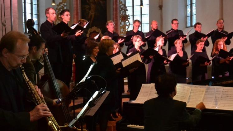 Das Klaus-Fey-Trio und der Oldenburger Kammerchor haben in der Sankt-Cyprian-und-Cornelius-Kirche Jazz und Chormusik zusammengeführt. 