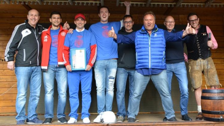 Im EM-Biergarten von Gastgeber Marvin Blume (rechts) ehrte Bürgermeister Holger Lebedinzew (2. von rechts) die Huder Fußballer um Vereinschef Peter Burgdorf (3. von rechts) und Mittelfeldstratege Cüneyt Yildiz (2. von links). Im EM-Biergarten von Gastgeber Marvin Blume (rechts) ehrte Bürgermeister Holger Lebedinzew (2. von rechts) die Huder Fußballer um Vereinschef Peter Burgdorf (3. von rechts) und Mittelfeldstratege Cüneyt Yildiz (2. von links).