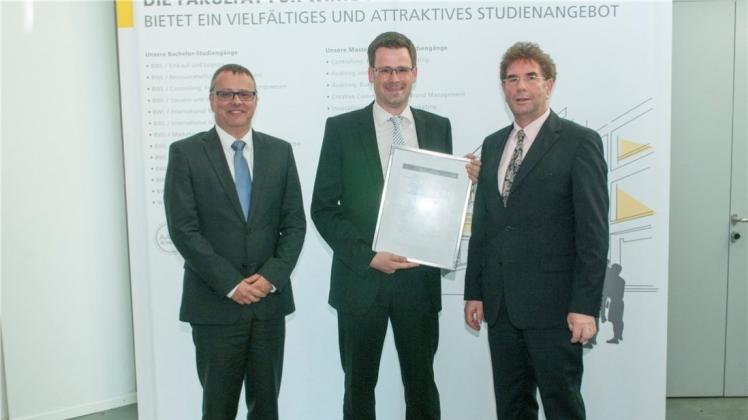 Dekan Prof. Dr. Cleff (von links), Preisträger Prof. Dr. Kuhlenkasper, Laudator Prof. Dr. Thißen. 