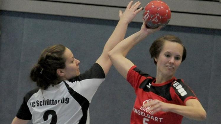 Gestandene Spielerin im Kreis der Youngster: Nina Haake (rechts) spielt bei der HSG Delmenhorst in einem stark verjüngten Team. 