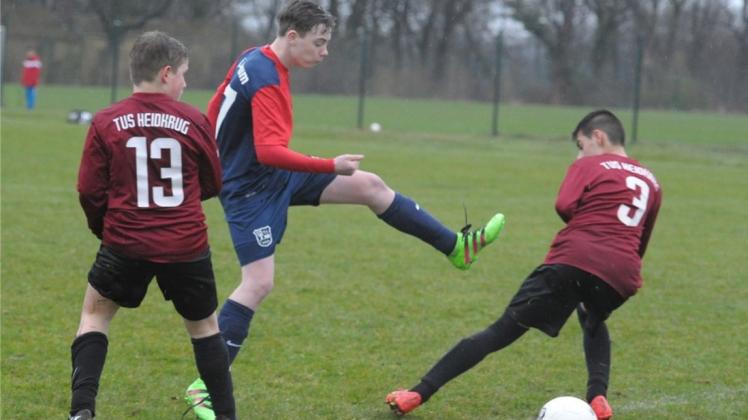 Spitzenspiel in der Bezirksliga der C-Junioren: Stenums Pascal Endewardt (Mitte), der sich hier mit den Heidkrugern Mitja-Manuel Schwan (links) und Hajar Isso konfrontiert sieht, und sein VfL empfangen heute die Spielgemeinschaft Höltinghausen/Emstek. Spitzenspiel in der Bezirksliga der C-Junioren: Stenums Pascal Endewardt (Mitte), der sich hier mit den Heidkrugern Mitja-Manuel Schwan (links) und Hajar Isso konfrontiert sieht, und sein VfL empfangen heute die Spielgemeinschaft Höltinghausen/Emstek.