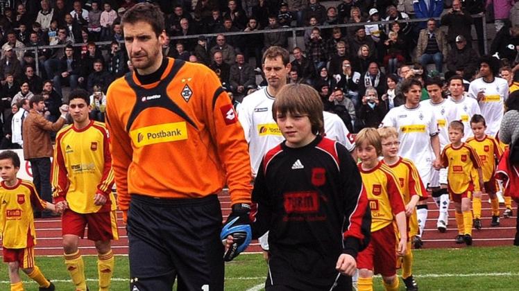 Vor sechs Jahren lief Torwart Christopher Heimeroth mit Borussia Mönchengladbach im Lingener Emslandstadion auf. Auch Roel Brouwers, Tony Jantschke und Julian Korb waren dabei. Sie gehören noch immer zum Kader der Borussen, die am 20. Mai beim SC Spelle-Venhaus antreten. 