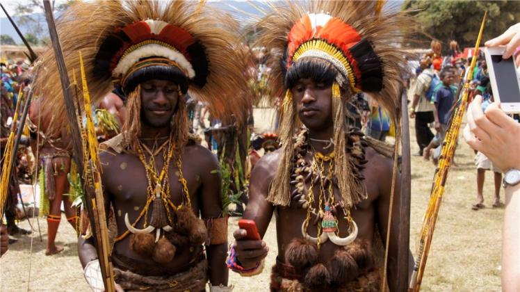 Handys, Smartphones und Tablets sind in Papua-Neuguinea weit verbreitet, wie hier auf einem Volksfest zu sehen. 