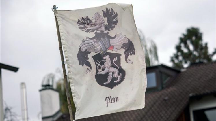 Auf dem Grundstück des sogenannten „Reichsbürgers“ in Georgensgmünd steht diese Flagge mit der Aufschrift „Plan“. 