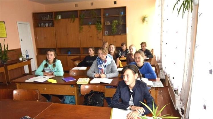 In der Schule in Juskovzy begrüßten die Schülerinnen und Schüler der zehnten Klasse die Gäste aus dem Emsland. 