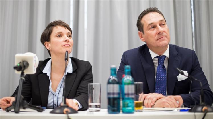 „Historischer Akt“: AfD-Chefin Frauke Petry und der Vorsitzende der FPÖ, Heinz-Christian Strache. „Historischer Akt“: AfD-Chefin Frauke Petry und der Vorsitzende der FPÖ, Heinz-Christian Strache.