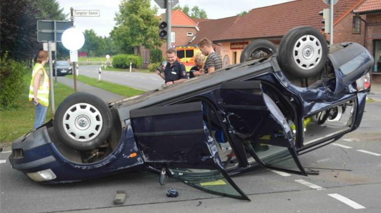 Nach dem Zusammenstoß überschlug sich der Passat mehrfach. Nach dem Zusammenstoß überschlug sich der Passat mehrfach.