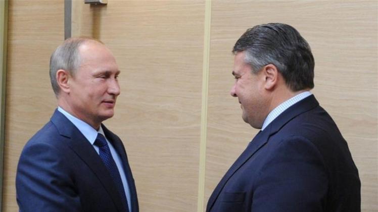 Russlands Präsident Putin und Vizekanzler Gabriel während eines Treffens im Oktober 2015. Russlands Präsident Putin und Vizekanzler Gabriel während eines Treffens im Oktober 2015.