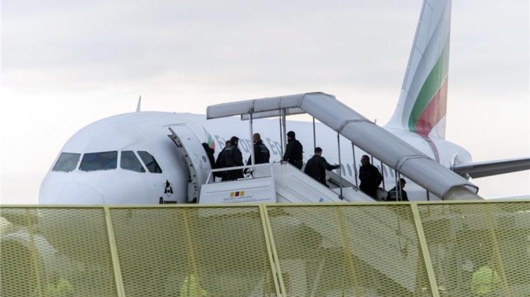 Abgelehnte Asylbewerber steigen am Baden-Airport in Rheinmünster (Baden-Württemberg) im Rahmen einer landesweiten Sammelabschiebung in ein Flugzeug. Immer wieder kommt es vor, dass Migranten danach trotzdem wieder in Deutschland einreisen. 