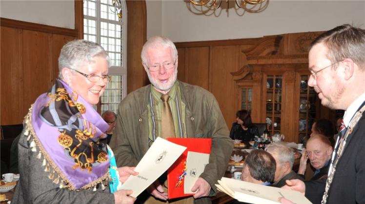 Für ihr ehrenamtliches Engagement zeichnete Papenburgs Bürgermeister Jan Peter Bechtluft (rechts) beim Neujahrsempfang die Jäger der Hegeringe Papenburg und Aschendorf auf. Hier überreicht er Maria und Helmuth Schmitz eine Urkunde der Stadt. 