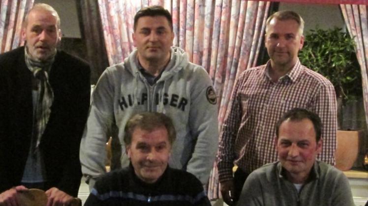 Gut aufgelegte Gäste des Atlas-Fanclubs „Blau-Gelb Reloaded“ (stehend von links): Uwe Hammes, Manuel Mutlu und Matthias Kaiser sowie (sitzend) Hartmut Konschal und Dirk Musiol. Gut aufgelegte Gäste des Atlas-Fanclubs „Blau-Gelb Reloaded“ (stehend von links): Uwe Hammes, Manuel Mutlu und Matthias Kaiser sowie (sitzend) Hartmut Konschal und Dirk Musiol.