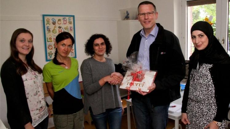 Jens Kuraschinski (2. von rechts) ließ sich von Katharina Brors, Anna Landwehr, Fadime Demir und Zainab Zein (von links) über die Arbeit im „Treffpunkt mittendrin“ informieren. 