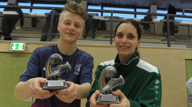 Ausgezeichnet: Jahns Celin Behm (links) wurde erfolgreichste Torjägerin, Carina Rassfeld (SG Bookhorn) beste Spielerin. Foto Rolf Tobis