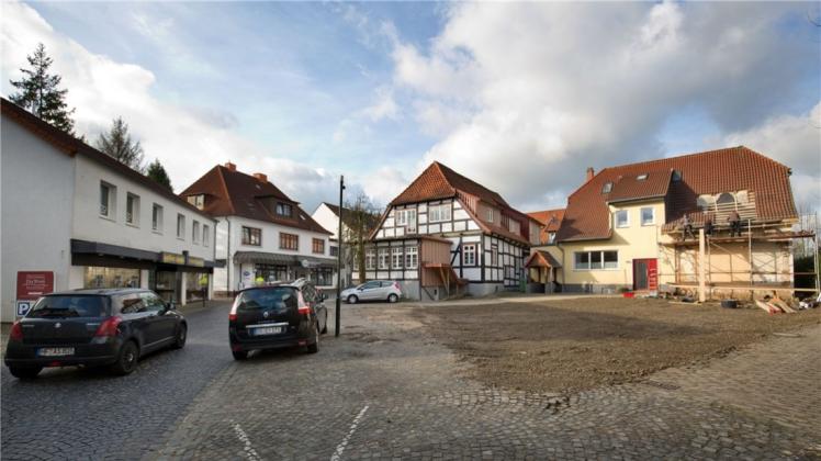 Zwischen Alter Apotheke, Optiker Staaks und Hebammenpraxis ist mitten im historischen Ortskern von Bad Essen ein Platzcharakter für die obere Nikolaistraße geschaffen worden. 