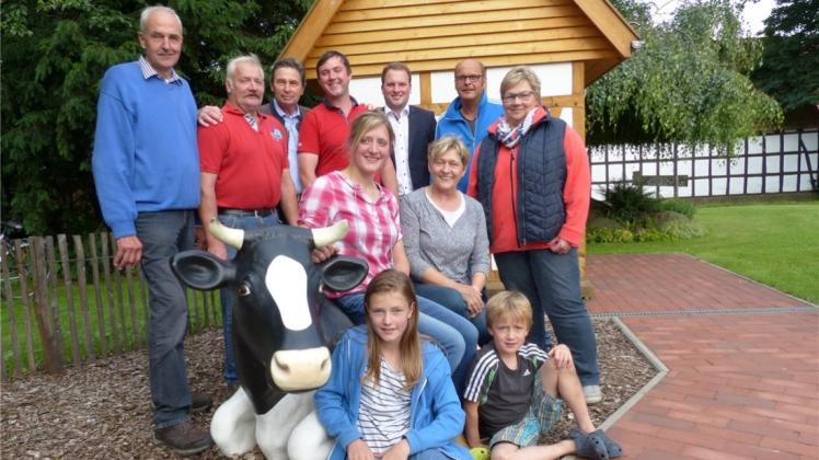 An der Milchtankstelle empfing die Landwirtefamilie die Gäste - gemeinsam mit Vertretern des Buerenaer Wirtschaftsforums, des Ortslandvolkes und der Landfrauen. 