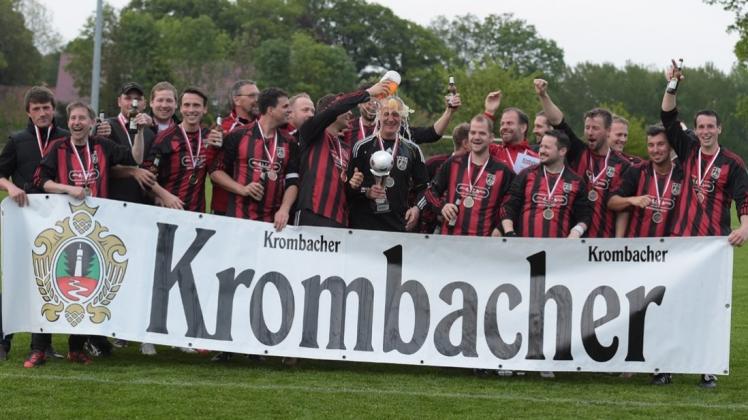 Feierten den Pokalsieg: die Altherren-Fußballer des TV Falkenburg. Sie hatten sich im Finale gegen den VfL Stenum mit 5:4 nach Elfmeterschießen durchgesetzt. 