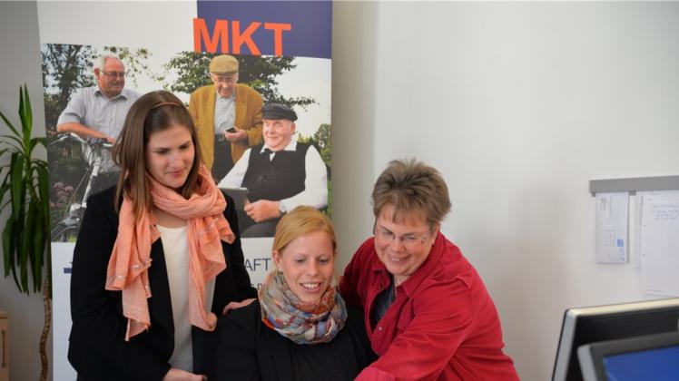 Am Projekt Dorfgemeinschaft 2.0 forschen (von links) die Logistikexpertin Maria Süßmutu, die Pflegewissenschaftlerin Britta Blotenberg und Pflegeprofessorin Stefanie Seeling gemeinsam. 