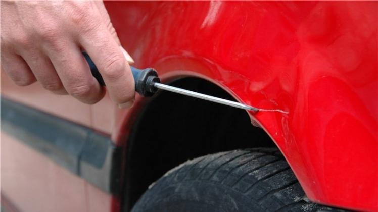 Unbekannte Täter haben an einem Autohaus in Stuhr-Varrel mehrere Autos beschädigt. Symbolfoto: dpa Unbekannte Täter haben an einem Autohaus in Stuhr-Varrel mehrere Autos beschädigt. Symbolfoto: dpa