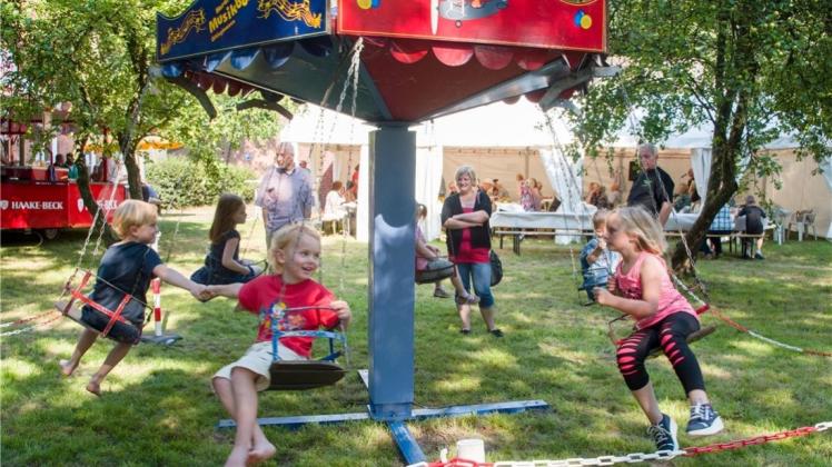 Ein Klassiker: Das Mini-Kettenkarussell löst beim Sommerfest in Bookhorn traditionell gute Laune aus. Archivfoto: Andreas Nistler